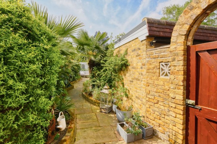 Images for Spring Gardens, West Molesey EAID:Miles&Bird BID:Miles & Bird