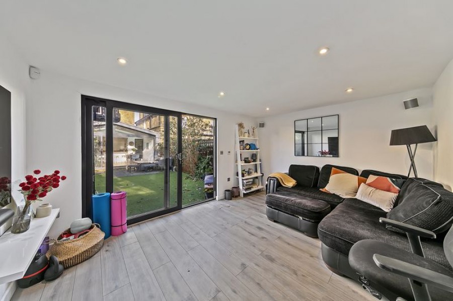 Images for Gordon Road, Kingston-Upon-Thames EAID:Miles&Bird BID:Miles & Bird