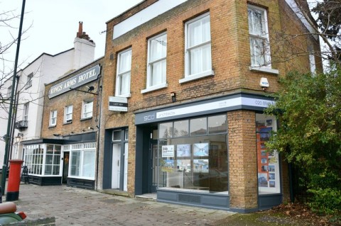 Lion Gate, Hampton Court Road